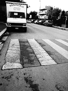tires, carretera, furgoneta, transport, ciutat, manera de transport, carrer, vehicle terrestre, signe, marcatge de carreteres, automòbil, símbol, marcatge, passeig, cotxe, arquitectura, creuar, pas de zebra, dia, exterior de l'edifici, estructura construïda, carrer de la ciutat, cap gent, a l'aire lliure, línia divisòria, 2K, CC0, domini públic, lliure de regalies