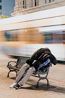 person, sove, svart, stålbenk, lang, eksponering fotografering, sitter, iført, hettegenser, khaki, bukser, joggesko, metallbenk, ved siden av, gate, benk, tog, bevegelse, Mann, arkitektur, full lengde, by, ekte folk, bygget struktur, bygge eksteriør, transport, sløret bevegelse, pattedyr, én person, ett dyr, menn, reise, sosiale problemer, utendørs, venter, 5K, CC0, offentlig domene, opphavsrett gratis