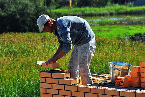 Mann, platzieren, braun, Ziegel, tagsüber, Mason, Backstein, Niveau, Arbeiten, Nur ein Mann, Handarbeiter, Erwachsene, eine Person, Nur Männer, Besetzung, Männer, Pflanze, Container, Landwirtschaft, Bauernhof, Natur, ländliche Szene, Wachstum, Landschaft, Feld, Farmer, Schutz, Land, Lebensmittel, draußen, Bauer, Plantage, 2K, CC0, gemeinfrei, lizenzfrei