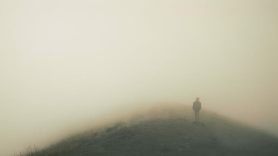 tåkete fjellturer, person, stående, fjellfoto, tåke, Sky, Mann, utendørs, scenisk, skummelt, ukjent fremtid, tapt, alene, disig, skog, ensomhet, fluffy, dagslys, én person, ekte folk, fritidsaktivitet, gå, livsstil, full lengde, skjønnhet i naturen, utsikt bakover, ro, natur, land, kopiere plass, himmel, rolig scene, naturskjønnhet - natur, ikke-urbane scene, 2K, CC0, offentlig domene, opphavsrett gratis