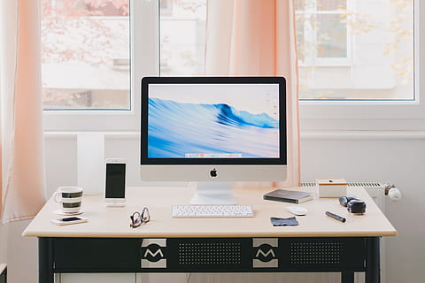 virou imac prata, branco, imac, bege, Preto, de madeira, mesa, ligadas, papel de parede, maremoto, dentro de casa, computador, monitor de computador, escritório, janela, tecnologia, moderno, sala doméstica, ninguém, interior de casa, mobília, o negócio, tecnologia sem fio, conexão, comunicação, dia, cadeira, computador portátil, ausência, equipamentos de informática, assento, teclado, 5K, CC0, domínio público, royalty free