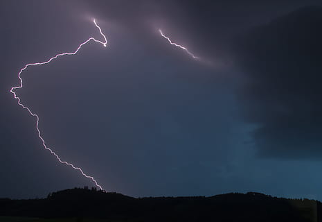 Blitz in der Nacht, Blitz, Gewitter, Nacht-, Sturm, Lichtblitz, wolke - himmel, Kraft in der Natur, Himmel, Leistung, Schönheit in der Natur, Dramatischer Himmel, gegabelter Blitz, Natur, Umgebung, Warnschild, Sturmwolke, Zeichen, Kommunikation, Elektrizität, Szenen - Natur, keine Leute, draußen, Regen, dunkel, extremes Wetter, bedrohlich, Meteorologie, 2K, CC0, gemeinfrei, lizenzfrei