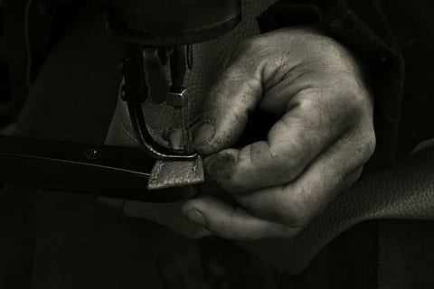 Arbeit, Zimmermann, Kunst, Männer, menschliche Hand, Hand, eine Person, menschliches Körperteil, drinnen, Nahansicht, halten, Metall, Arbeiten, Besetzung, Fertigkeit, echte Menschen, Arbeitsgerät, menschlicher Finger, Finger, Mittelteil, Erwachsene, Werkstatt, schwarzer Hintergrund, 5K, CC0, gemeinfrei, lizenzfrei