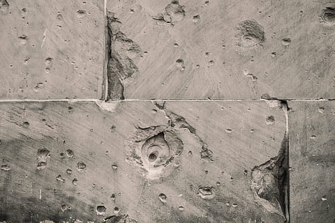 grigio, calcestruzzo, parete, fori, bloccare, pietra, struttura, fotogramma intero, sfondi, strutturato, nessuno, avvicinamento, giorno, in casa, architettura, modello, caratteristica della parete, all'aperto, natura, vecchio, metallo, ruvido, dettaglio, intemperie, struttura costruita, legno - materiale, luce del sole, 4K, CC0, dominio pubblico, privo di copyright