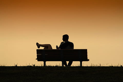 uomo, seduta, panchina, coppia, tramonto, erba, parco, persone, donna, silhouette, dolce, amore, strumento musicale, solo adulti, musica, pianoforte, musicista, lunghezza intera, uomini, cielo, natura, attività di svago, stili di vita, una persona, persone reali, retrovisore, posto a sedere, copia spazio, terra, cielo sereno, rilassamento, campo, all'aperto, coppia - relazione, 5K