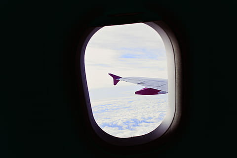 airliner fløj, vindue, luft fly vindue, fly, vinge, himmel, blå, luftfartøj, flyvende, transportmidler, transportform, sky - himmel, flyvinger, rejse, køretøj interiør, natur, ingen mennesker, glas - materiale, Midt i luften, gennemsigtig, dag, offentlig transport, på farten, indendørs, 5K, CC0, offentligt domæne, royaltyfrie