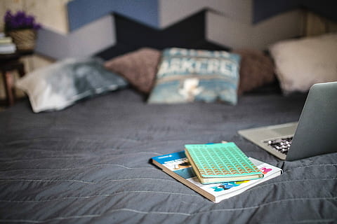 livros, cama, computador portátil, computador, livro, caderno, travesseiros, folhas, dentro de casa, quarto, sala doméstica, interior de casa, travesseiro, confortável, ninguém, moderno, casa, decoração, apartamento, mobília, sofá, tecnologia sem fio, tecnologia, Internet, sala de estar, comunicação, focar em primeiro plano, almofada, conexão, recheado, relaxamento, vida domestica, 5K