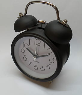 Bank, Wecker, Zeit, Uhr, Uhrzeiger, Studioaufnahme, keine Leute, weißer Hintergrund, drinnen, Nummer, Nahansicht, Stillleben, Richtigkeit, einzelnes Objekt, Wandbau - Funktion, gestalten, Instrument der Zeit, Glocke, Minutenzeiger, schwarze Farbe, Kreis, Ziffernblatt, 1080P, CC0, gemeinfrei, lizenzfrei