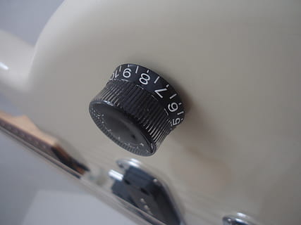 Potentiometer, Instrument, Taste, Volumen, Modulator, Frequenz, Musik-, Seil, berühren, Akkord, Musiker, Technologie, Nahansicht, Nummer, Steuerung, drinnen, keine Leute, Objektiv - optisches Instrument, Fotografie-Themen, Gesetz, Sicherheit, Kamera - Fotoausrüstung, High Angle View, Fotoausrüstung, Text, Kommunikation, Polizei, Fokus auf den Vordergrund, selektiver Fokus, Linse - Auge, silberfarben, 2K, CC0, gemeinfrei, lizenzfrei