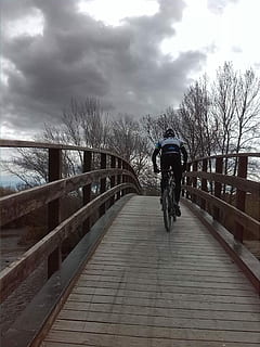 bro, flod, kryds, sti, bro, flod, by-, landskab, sport, cyklist, risiko, Soledad, cykel, cykling, bagfra, vinter, rækværk, sky - himmel, himmel, vejen frem, en person, retning, rigtige mennesker, transportmidler, træ, livsstil, natur, herrer, dag, ridning, ride, transportform, faldende perspektiv, udendørs, bro - menneskeskabt struktur, gangbro, 2K, CC0, offentligt domæne, royaltyfrie