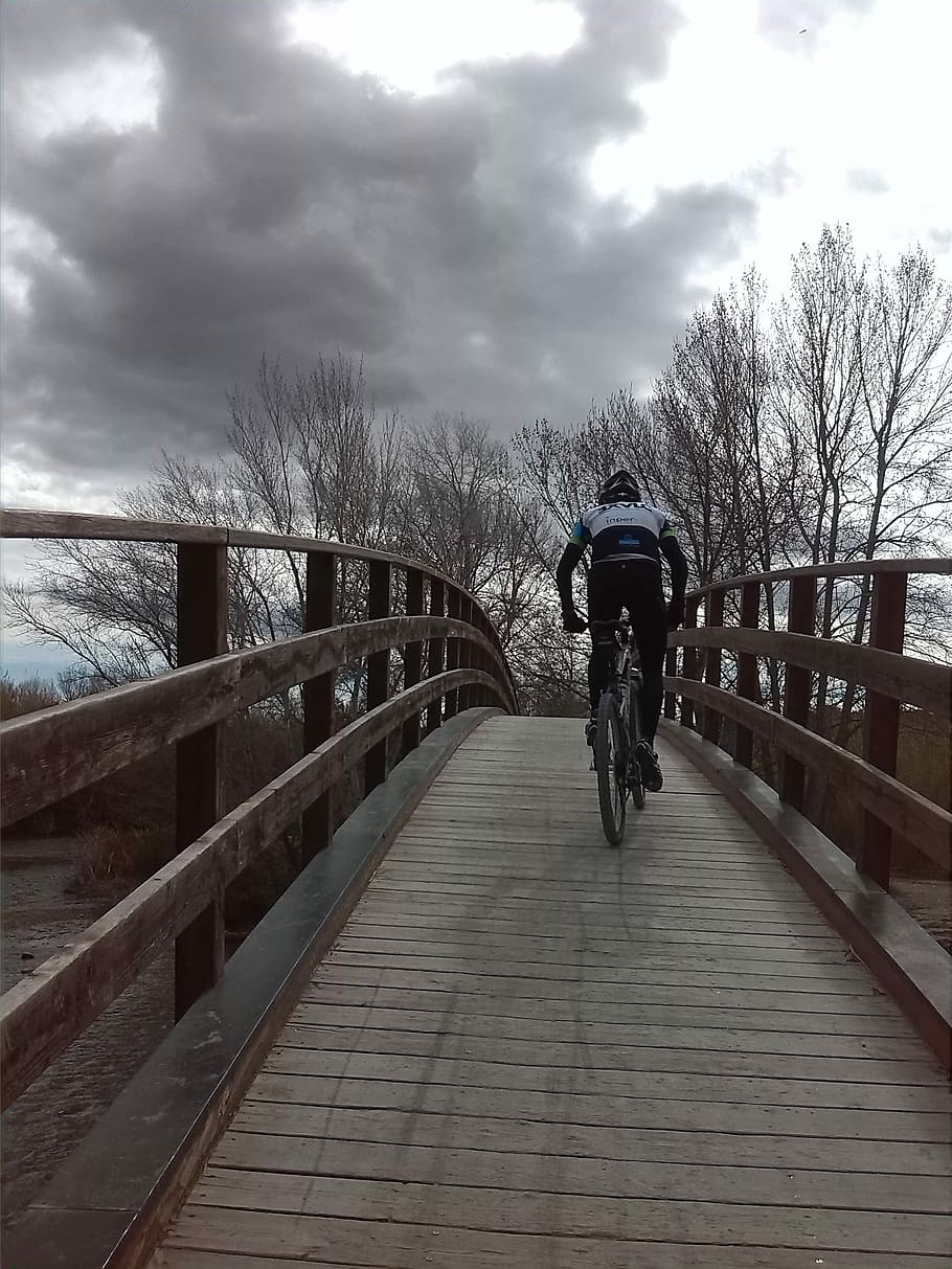 bro, flod, kryds, sti, bro, flod, by-, landskab, sport, cyklist, risiko, Soledad, cykel, cykling, bagfra, vinter, rækværk, sky - himmel, himmel, vejen frem, en person, retning, rigtige mennesker, transportmidler, træ, livsstil, natur, herrer, dag, ridning, ride, transportform, faldende perspektiv, udendørs, bro - menneskeskabt struktur, gangbro, 2K