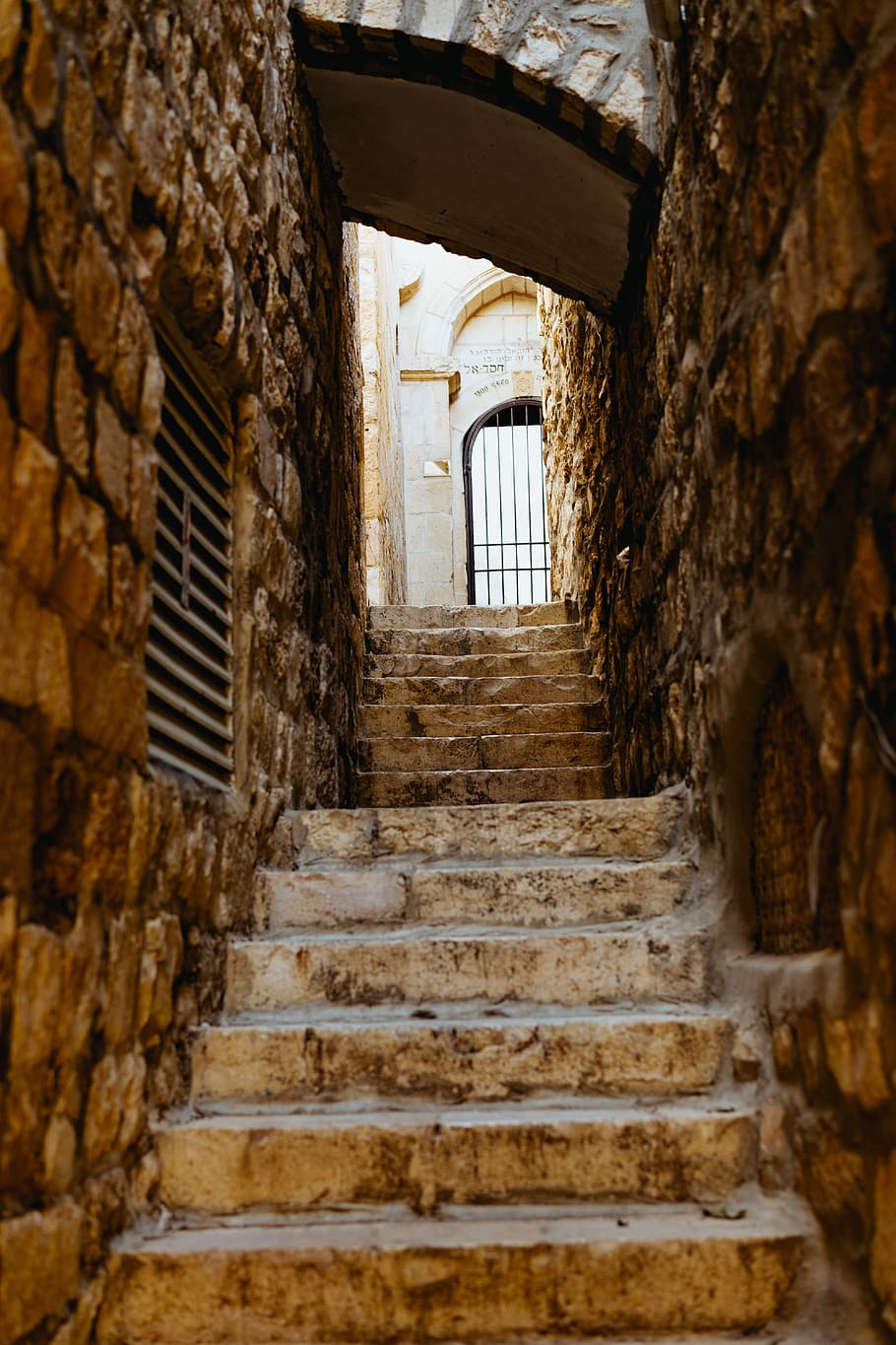 beton, trappe, vægge, fotografering af trappe, sten-, sollys, skygge, årgang, gammel, passage, by, smal, bue, trin, jerusalem, rejse, israel, arkitektur, bygget struktur, bygning, ingen mennesker, historie, trapper og trapper, dør, fortiden, indendørs, indgang, dag, stenmateriale, vindue, retning, vejen frem, døråbning, lav vinkel visning, ødelagt, Stenmur, 5K