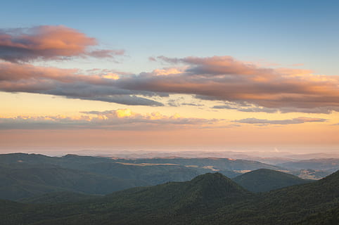 teratas, melihat, gunung, awan, alam, pemandangan, langit, udara, perjalanan, petualangan, kenaikan, mendaki, melakukan perjalanan, matahari terbenam, awan - langit, di luar rumah, hutan, bukit, scenics - alam, keindahan di alam, pegunungan, lingkungan Hidup, ketenangan, adegan yang tenang, idilis, adegan non-urban, megah, langit yang dramatis, perasaan kagum, horison, tidak ada orang, puncak gunung, pemandangan dramatis, 4K