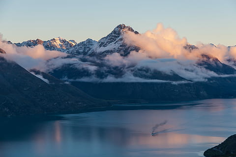 See neben Berg, Ozean, Berg, Weiß, Himmel, Wolke, See, wolkig, Sonnenlicht, Sonnenaufgang, Sonnenuntergang, glühen, Schnee, Gipfel, Boot, Dampfschiff, Reflexion, Queenstown, Wahrzeichen, ikonisch, Reise, Schönheit in der Natur, Paradies, Szenen - Natur, Wasser, kalte Temperatur, Winter, ruhige Szene, Ruhe, schneebedeckter Berg, Gebirge, Natur, Ufergegend, idyllisch, keine Leute, draußen, 2K, CC0, gemeinfrei, lizenzfrei
