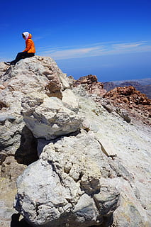 teide, zirve, dinlenme, mola, teide zirvesi, Pico del Teide, volkanik krater, krater, volkan, sülfür, kükürt buharı, lav, lav alanı, volkanik, teyde, teide milli parkı, tenerife, Kanarya Adaları, kaya - nesne, macera, bir kişi, yetişkin, yürüyüş, Tırmanmak, Kaya, katı, gökyüzü, gerçek insanlar, boş zaman etkinliği, yaşam, gün, kaya oluşumu, erkekler, doğa, tam uzunluk, manzaralar - doğa, oturma, doğada güzellik, tatil, gezi, açık havada, 5K, CC0, kamu malı, telif ücretsiz