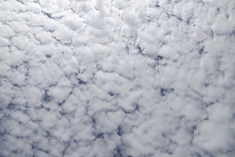 fluffy, hvid, skyer, himmel, himlen skyer, luft, fuld ramme, baggrunde, hvid farve, grå, tekstureret, ingen mennesker, sky - himmel, natur, dag, skønhed i naturen, lav vinkel visning, udendørs, mønster, scenics - natur, ro, vinter, sne, idyllisk, cloudscape, 4K, CC0, offentligt domæne, royaltyfrie