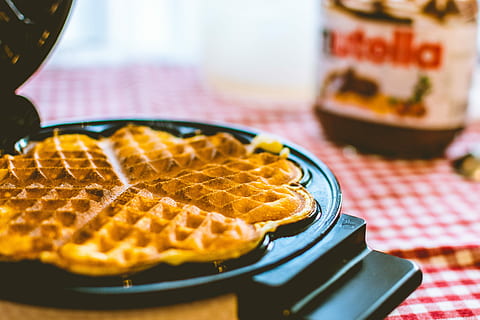 selektywny, fotografia, wafel, jedzenie, smakosz, jedzenie i picie, deser, pieczony, domowej roboty, przekąska, słodkie jedzenie, świeżość, pieczenie, żadnych ludzi, ciastko, płyta, zbliżenie, gotowanie, posiłek, ciasto, wewnątrz, Gotowy do jedzenia, selektywne skupienie, Słodkie, owoc, zdrowe odżywianie, stół, przygotowanie, wyposażenie domu, obrus, przygotowywać jedzenie, tarta - deser, porcelana, pokusa, 5K, CC0, domena publiczna, darmowe zdjęcia