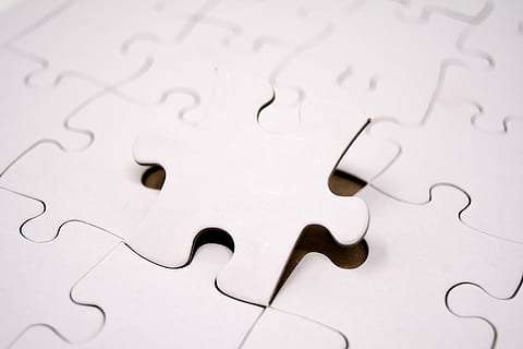 photo en gros plan, blanc, énigmes, puzzle, Se joindre, insérer, partager, en forme, reconstituer, jouer, pièces du puzzle, la patience, cartes mémoire recouvertes de, Passe-temps, ennui, presque fini, pièce de puzzle, Solution, à l'intérieur, personne, fermer, lien, plein cadre, arrière-plans, incomplet, super gros-plan, prise de vue en studio, stratégie, relaxation, mise au point sélective, couleur blanche, modèle, jeux de loisirs, vue grand angle, insertion, 5K, CC0, domaine public, libre de droits
