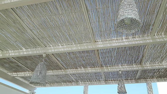Decke, Beleuchtung, Strandhütte, Flachwinkelansicht, gebaute Struktur, die Architektur, keine Leute, Muster, drinnen, Metall, Tag, Verbindung, Technologie, Dach, Natur, Industrie, Vollbild, architektonische Säule, Blau, hängend, Holz - Material, 4K, CC0, gemeinfrei, lizenzfrei