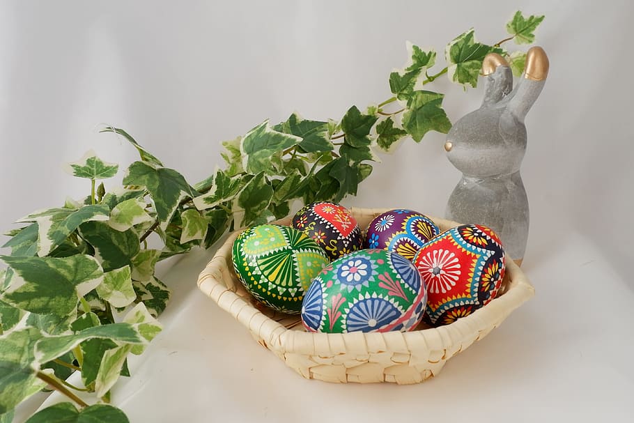Pasqua, ornament, fons, ou, ous de Pasqua, ou de sorra de Pasqua, cistella decoració de pasqua, decoracions de pasqua, artesania de pasqua, decoració de pasqua, ous de pasqua colorits, ous de colors, motius sorbis, ornamentat, decorar, primavera, cistella, pintura d'ous de Pasqua, ou de Pasqua, ous de Pasqua groc, Feliç Pasqua, tema de pasqua, gràfic, disseny, tècnica de cera, tècnica de batik de cera, salutació de pasqua, costums, full, menjar, naturalesa, planta, colorit, targeta de felicitació, deco-ei, deco, de colors, pintat, ou, decoració, tancar, niu, taronja, color, ous de Pasqua, cap gent, part de la planta, a l'interior, multicolor, taula, art i artesania, natura morta, creativitat, menjar i beguda, primer pla, artesania, tèxtil, color verd, dia, creixement, planta en test, temptació, 4K