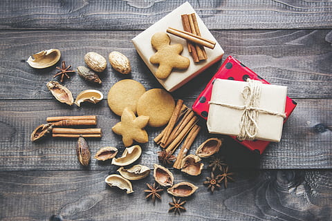 eben, legen, Fotografie, Kekse, sortiert, Nussschalen, gebacken, zwei, Weiß, rot, Geschenkbox, grau, hölzern, Oberfläche, Box, Zeichenfolge, Geschenk, Feier, Weihnachten, Sternform, Stillleben, Lebensmittel, High Angle View, gestalten, drinnen, Holz - Material, Essen und Trinken, Urlaub, Süßes Essen, keine Leute, Plätzchen, direkt darüber, große gruppe von gegenständen, Tabelle, Weihnachtsverzierung, 4K, CC0, gemeinfrei, lizenzfrei