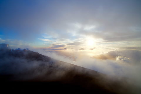 brown, mountain, clouds, daytime, white, top, close, photography, mountains, sky, sunset, nature, landscape, scenics, cloud - sky, tranquility, beauty in nature, tranquil scene, sunlight, no people, scenics - nature, sunbeam, idyllic, cloudscape, sun, outdoors, awe, dramatic sky, morning, heaven, bright, meteorology, 5K, CC0, public domain, royalty free