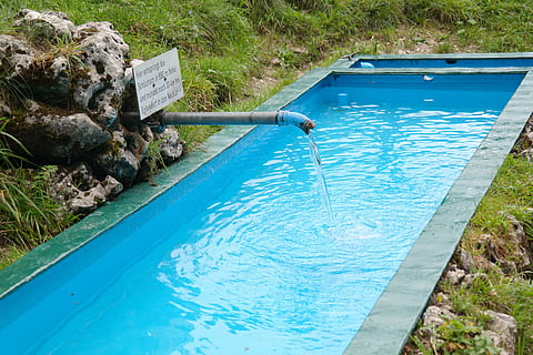 font, piscina, Conca, aigua, brunne, schlichem, riu, origen, blau, clar, frisch, refresc, font d’aigua, schlichemursprung, naturalesa, dia, vista d’angle alt, planta, cap gent, llum solar, a l'aire lliure, sòlid, rock, rock - object, tranquil·litat, bellesa a la natura, text, al costat de la piscina, herba, color turquesa, inflable, 5K, CC0, domini públic, lliure de regalies