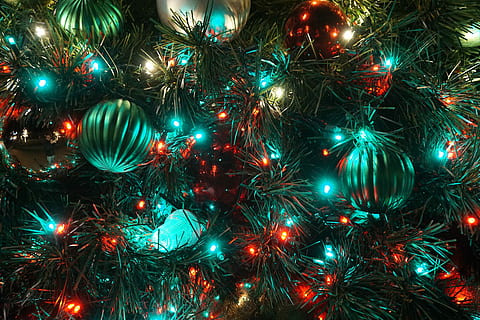 grøn, rød, baubles, streng lys, briks, lametta, træ, juletræ, jul, fest, ferie, juledekoration, dekoration, jul ornament, belyst, julelys, ferie - begivenhed, ingen mennesker, grøn farve, belysningsudstyr, fuld ramme, multi farvet, fest begivenhed, religion, indendørs, lys, 5K, CC0, offentligt domæne, royaltyfrie