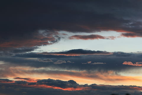 le coucher du soleil, des nuages, des stries, foncé, bleu, rose, lueur, nuage - ciel, ciel, beauté dans la nature, paysages - nature, tranquillité, scène tranquille, ciel dramatique, la nature, environnement, personne, orage, idyllique, cloudscape, en plein air, couleur orange, admiration, nuage d'orage, humeur atmosphérique, météorologie, 4K, CC0, domaine public, libre de droits