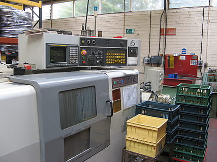 asortate culoarea lotului de plastic, alb, gri, metal, industrial, maşină, interior, cameră, industrie, mașini, Inginerie, de fabricație, producere, atelier, fabricare, Automated, transport, nici o persoana, tehnologie, Control, mijloc de transport, în interior, zi, Afaceri, conexiune, echipament, camion, vehiculul terestru, fabrică, transport public, arhitectură, echipament industrial, 2K, CC0, domeniu public, fără drepturi de autor