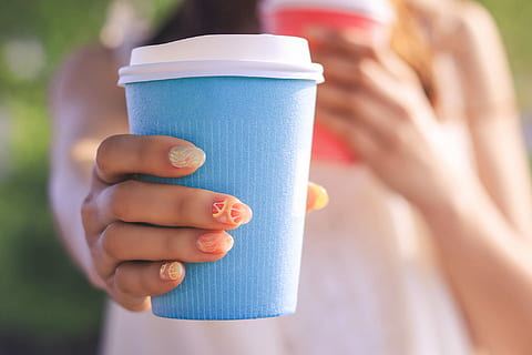 pessoa, segurando, azul, descartável, copo, café - bebida, copo descartável, ao ar livre, uma pessoa, bebida, pessoas, xícara de café, mulheres, mão humana, bebendo, pegue a comida, adulto, etnia caucasiana, estilos de vida, fêmeas, fechar-se, chá - bebida quente, parte do corpo humano, refresco, mão, caneca, focar em primeiro plano, comida e bebida, dia, vista frontal, lixador de unha, unha, 1080P, CC0, domínio público, royalty free