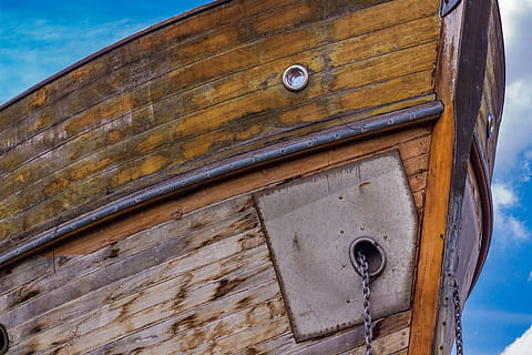 bagageruimte, keten, schip, oud, hout, oud, hout, scheepsaccessoires, blauw, buitenshuis, hemel, hout - materiaal, nautisch schip, zeilschip, detailopname, geen mensen, lage hoekweergave, dag, architectuur, deur-, buitenkant van het gebouw, ingebouwde structuur, Ingang, bruin, gebouw, metaal, wijze van transport, natuur, venster, vervoer, 5K, CC0, publiek domein, royaltyvrij