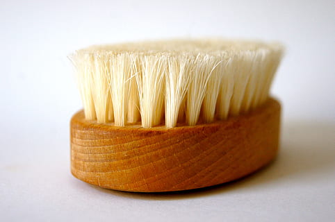 marró, raspall, blanc, superfície, dolent, netejar, primavera, fusta, naturalesa, benestar, massatge, sauna, relaxa't, teràpia, menjar, menjar i beguda, a l'interior, tir de l'estudi, primer pla, frescor, cap gent, aliments crus, material de fusta, pasta, menjar italià, enfocament selectiu, alimentació saludable, tallar, espaguetis, neteja, fons blanc, primer pla extrem, berenar, 4K, CC0, domini públic, lliure de regalies