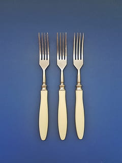 drei, silberne Gabeln, Blau, Oberfläche, Hintergrund, Tafel, braun, Nahansicht, Besteck, Design, Kantine, Abendessen, Geschirr, Lebensmittel, Ausrüstung, Gabel, frisch, Grün, Gruppe, grunge, gesund, Italienisch, Küche, Messer, Mittagessen, Makro, Metall, Öl, alt, Olive, Teller, rot, Restaurant, retro, Dorf, einstellen, Silber-, Löffel, stehlen, Tabelle, Tradition, Jahrgang, Weiß, Holz, Essgeschirr, Stillleben, Küchenutensilien, keine Leute, Studioaufnahme, drinnen, Seite an Seite, Gruppe von Objekten, Anordnung, farbiger Hintergrund, kopieren sie platz, Blauer Hintergrund, Variation, ausgeschnitten, Wahl, schwarzer Hintergrund, silberfarben, 4K, CC0, gemeinfrei, lizenzfrei