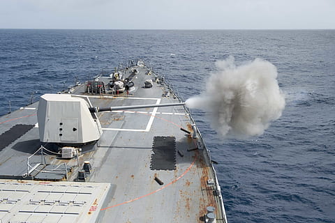 markiere 45, Live-Feuer, Übung, Gewehr, Hauptwaffe, Meer, Wasser, Wasserfahrzeug, Transport, Schiff, Horizont über Wasser, Marine, Transportmittel, Militär-, Versand, Militärausbildung, Horizont, Bewegung, Güterverkehr, Natur, Industrie, Tag, Luftfahrzeug, keine Leute, Aggression, 4K, CC0, gemeinfrei, lizenzfrei