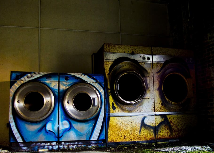Graffiti, Waschmaschine, Gesicht, drinnen, Industrie, Maschinen, keine Leute, Waschsalon, Kreis, Wandbau - Funktion, Geometrische Figur, gestalten, Gerät, Haushaltsausstattung, die Architektur, Metall, Seite an Seite, Fabrik, Rohr - Rohr, gebaute Struktur, alt, Wand, 2K