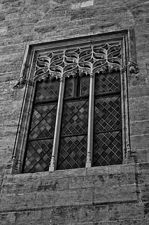 finestra, valència, tall, espanya, arquitectura, edifici, monument, renaixement, artístic, urbà, blanc i negre, vell, estructura construïda, exterior de l'edifici, cap gent, dia, tancat, funció de construcció de parets, vista d’angle baix, material de fusta, porta, a l'aire lliure, protecció, entrada, casa, seguretat, paret, ferro forjat, 4K, CC0, domini públic, lliure de regalies