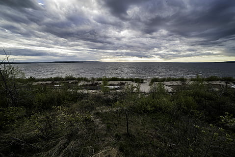 krajobraz, chmury, pomniejszy, niewolnicze jezioro, sceniczny, mniejsze jezioro niewolników, alberta, Kanada, opisany, jezioro, krajobrazy, domena publiczna, piasek, krzewy, woda, Natura, morze, scenics, żadnych ludzi, chmura - niebo, niebo, linia brzegowa, na dworze, plaża, lokalizacje podróży, scenics - natura, horyzont, roślina, spokój, piękno natury, wylądować, spokojna scena, horyzont nad wodą, trawa, pochmurny, wzrost, 5K, CC0, domena publiczna, darmowe zdjęcia