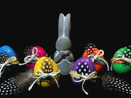 Ostern, Ei, bunte Eier, Ostereier, bunt, Frohe Ostern, farbig, gefärbte Eier, Farbe, gefärbte Ostereier, schließen, modern, Hase, Osterhase, verziert, Ornamente, Licht, Beleuchtung, hell, glänzend, Frühling, Studioaufnahme, schwarzer Hintergrund, drinnen, keine Leute, Stillleben, Darstellung, Nahansicht, Kunst und Handwerk, Kreativität, Tierdarstellung, mehrfarbig, Wahl, Gruppe von Objekten, Variation, kopieren sie platz, Tier, ausgeschnitten, Lebensmittel, Essen und Trinken, Luxus, 4K, CC0, gemeinfrei, lizenzfrei