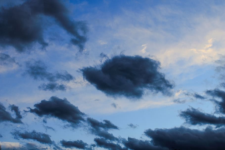 nuvole, cielo, nuvole scure, prima che piova, tempesta, vento, natura, nuvola - cielo, blu, bellezza nella natura, cielo drammatico, scenics - natura, Cloudscape, nessuno, cielo lunatico, la tranquillità, sfondi, ambiente, Inquadratura dal basso, scena tranquilla, all'aperto, nuvoloso, atmosfera, meteorologia, wispy, 4K