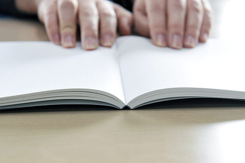 Hinweis, Hand, Job, öffnen, Veröffentlichung, Buch, menschliches Körperteil, menschliche Hand, Nahansicht, Bildung, lesen, Lernen, Menschen, drinnen, Aktivität, Erwachsene, Seite, halten, Papier-, Körperteil, Finger, leer, 2K, CC0, gemeinfrei, lizenzfrei