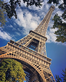 baix, fotografia d'angle, Torre Eiffel, paris, eifel, torre, arquitectura, història, estructura construïda, destinacions de viatge, vista d’angle baix, viatjar, turisme, núvol - cel, arbre, cel, alta - alta, planta, naturalesa, dia, exterior de l'edifici, cap gent, ciutat, arc, el passat, a l'aire lliure, fletxa, 2K, CC0, domini públic, lliure de regalies