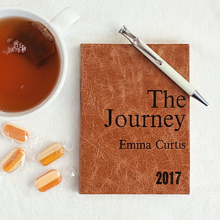 bianca, nero, fare clic su penna, viaggio, emma curtis book, tavolo, emma, curtis, libro, ancora, elementi, cose, taccuino, rivista, il viaggio, emma curtis, retrattile, penna, caramella, dolci, tazza, boccale, tè, Borsa, Marrone, minimalista, superiore, vista, flatlay, nessuno, avvicinamento, in casa, giorno, testo, sceneggiatura occidentale, direttamente sopra, vista dall'alto, natura morta, cibo e bevande, cibo, girato in studio, comunicazione, gruppo di oggetti, freschezza, preparazione, cucchiaio, 4K, CC0, dominio pubblico, privo di copyright