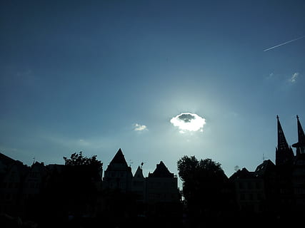 colonia, nube, cielo, esterno dell'edificio, architettura, struttura costruita, costruzione, silhouette, nessuno, natura, Inquadratura dal basso, città, albero, all'aperto, Luna, nuvola - cielo, luce del sole, pianta, copia spazio, sole, quartiere residenziale, blu, 2K, CC0, dominio pubblico, privo di copyright