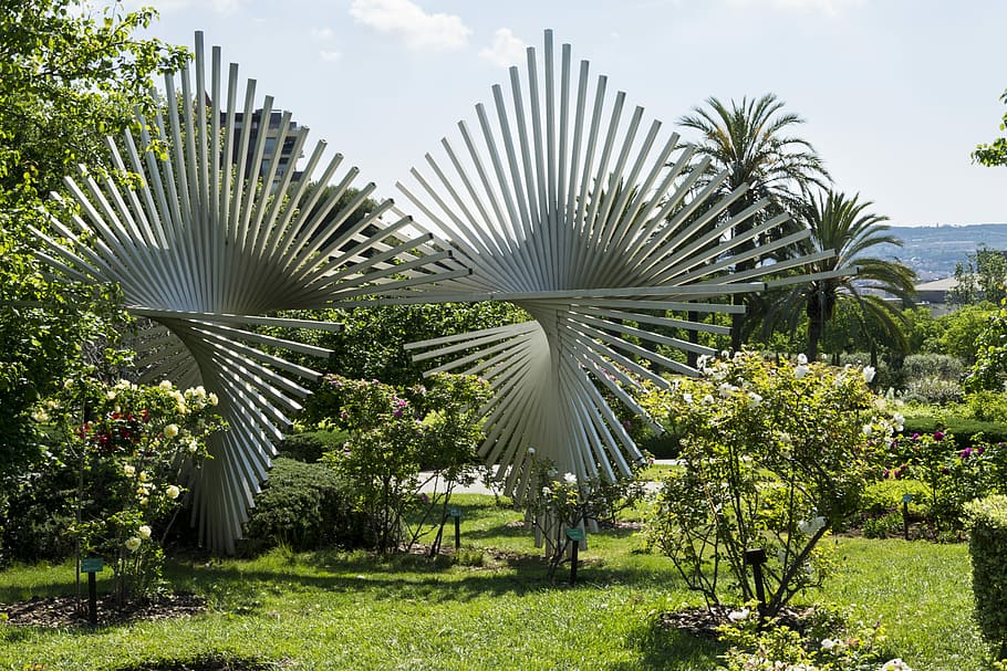 Metall, Formen, Linien, metallisch, Grün, Park, Pflanzen, Natur, Garten, Pflege, Rasen, Besuch, Barcelona, Baum, Palme, Tag, Pflanze, draußen, keine Leute, Himmel, Wachstum, gebaute Struktur, grüne Farbe, die Architektur, wolke - himmel, Schönheit in der Natur, tropisches Klima, Park - menschgemachter Raum, Sonnenlicht, Feld, Gras, 5K