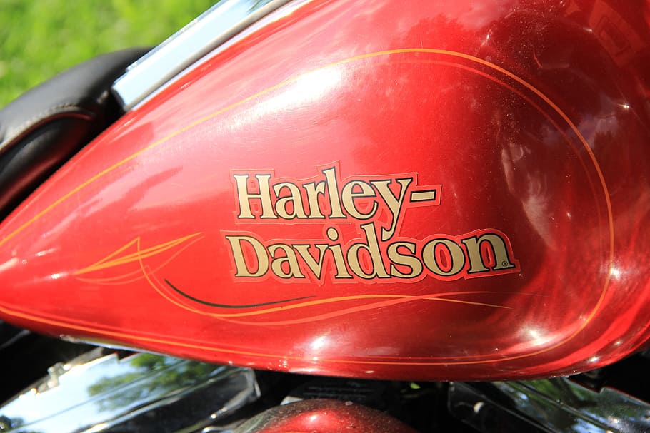 vermell, tanc de combustible de motocicleta harley-davidson, Harley Davidson, motor, màquina, tècnica, guió occidental, text, comunicació, primer pla, signe, cap gent, lletra majúscula, automòbil, cotxe, menjar, menjar i beguda, senyal d'advertència, script no occidental, transport, ciutat, centrar-se en primer pla, senyal de trànsit, dia, guió, economia, missatge, 5K