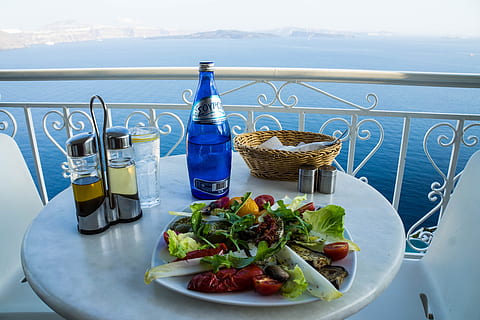 foto, taula, amanida de verdures, blau, ampolla, cistella, creuers, a la part superior, blanc, placa de ceràmica, restaurant, menjar, placa, plat, santorini, oia, Grècia, menjar i beguda, alimentació saludable, mar, amanida, frescor, aigua, beure, refresc, vegetals, contenidor, naturalesa, cap gent, barana, benestar, fruita, dia, vidre, a l'aire lliure, oli d'oliva, esmorzar, 4K, CC0, domini públic, lliure de regalies