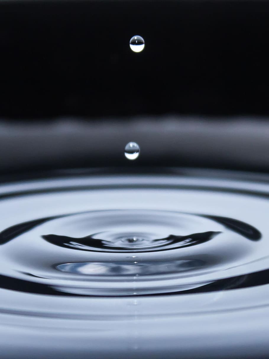 Wasser, sauber, fallen, keine Leute, Bewegung, gewellt, Fokus auf den Vordergrund, Reinheit, plantschen, Nahansicht, Erfrischung, Studioaufnahme, drinnen, Natur, Essen und Trinken, Auswirkung, Hochgeschwindigkeitsfotografie, Ufergegend, Spritzendes Tröpfchen, selektiver Fokus, konzentrisch, schwarzer Hintergrund, Regentropfen, 1080P