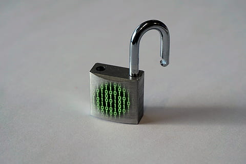 kasteel, code, open, veiligheid, bescherming, Open, veiligheid, beveiligen, internet, computer, technologie, hangslot, slot, metaal, staal, beveiligingssysteem, studio opname, grijze achtergrond, geen mensen, enkel object, binnenshuis, detailopname, communicatie, kopie ruimte, Computer misdaad, verbinding, stilleven, Draadloze technologie, grijs, agressie, 4K, CC0, publiek domein, royaltyvrij