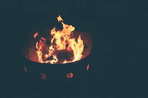 brinnande, lägereld, brand, eldstaden, öppen spis, flammar, eld - naturligt fenomen, flamma, värme - temperatur, bål, inget folk, natur, lysande, orange färg, närbild, rörelse, utomhus, natt, kopiera utrymme, högvinkelvy, trämaterial, händelse, trä, svart bakgrund, 4K, CC0, offentligt domän, royaltyfria
